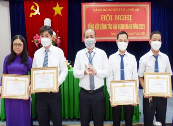 Đảng bộ cơ sở Báo Long An tổng kết công tác xây dựng Đảng năm 2021