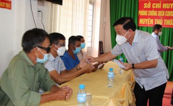 Chủ tịch UBND tỉnh Long An - Nguyễn Văn Út tặng quà gia đình chính sách và trẻ em có hoàn cảnh đặc biệt khó khăn huyện Thủ Thừa