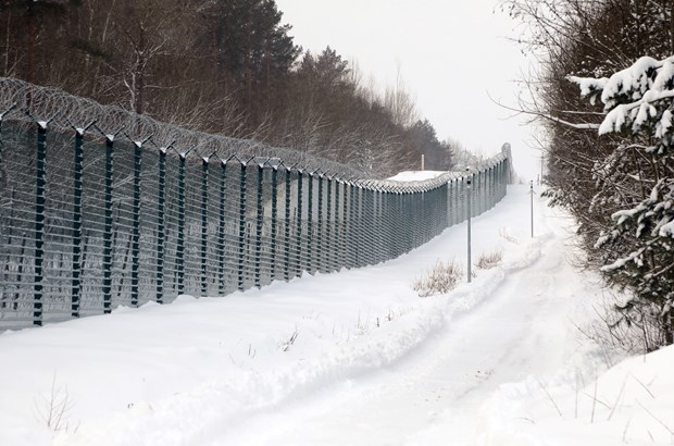 Hàng rào thép gai tại làng Kurmelionys, biên giới giữa Litva và Belarus, ngày 22/1. (Ảnh: AFP/TTXVN)