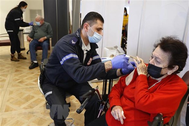 Nhân viên y tế tiêm vaccine phòng COVID-19 cho người dân tại thành phố Netanya, Israel ngày 5/1/2022. (Ảnh: AFP/TTXVN)
