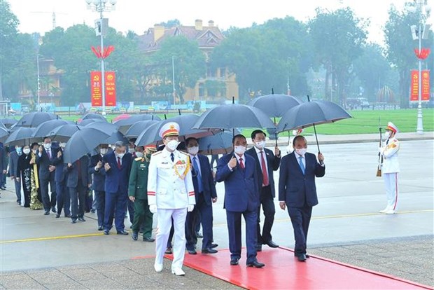 Đoàn các lãnh đạo, nguyên lãnh đạo Đảng, Nhà nước đặt vòng hoa vào lăng viếng lăng Chủ tịch Hồ Chí Minh. (Ảnh: Minh Đức/TTXVN)