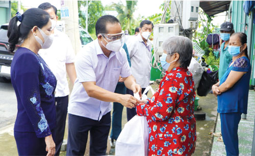 Secretary of the Provincial Party Committee, Chairman of the Provincial People's Council - Nguyen Van Duoc presented gifts to help people overcome difficulties during social distancing