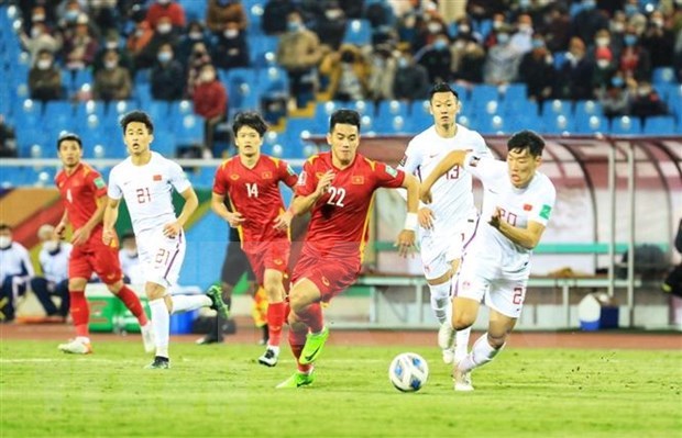 State President hails national football team for stunning win over China Nguyen Tien Linh (22) vies for the ball during the match against China at Hanoi's My Dinh Stadium on February 1. (Photo: VNA)
