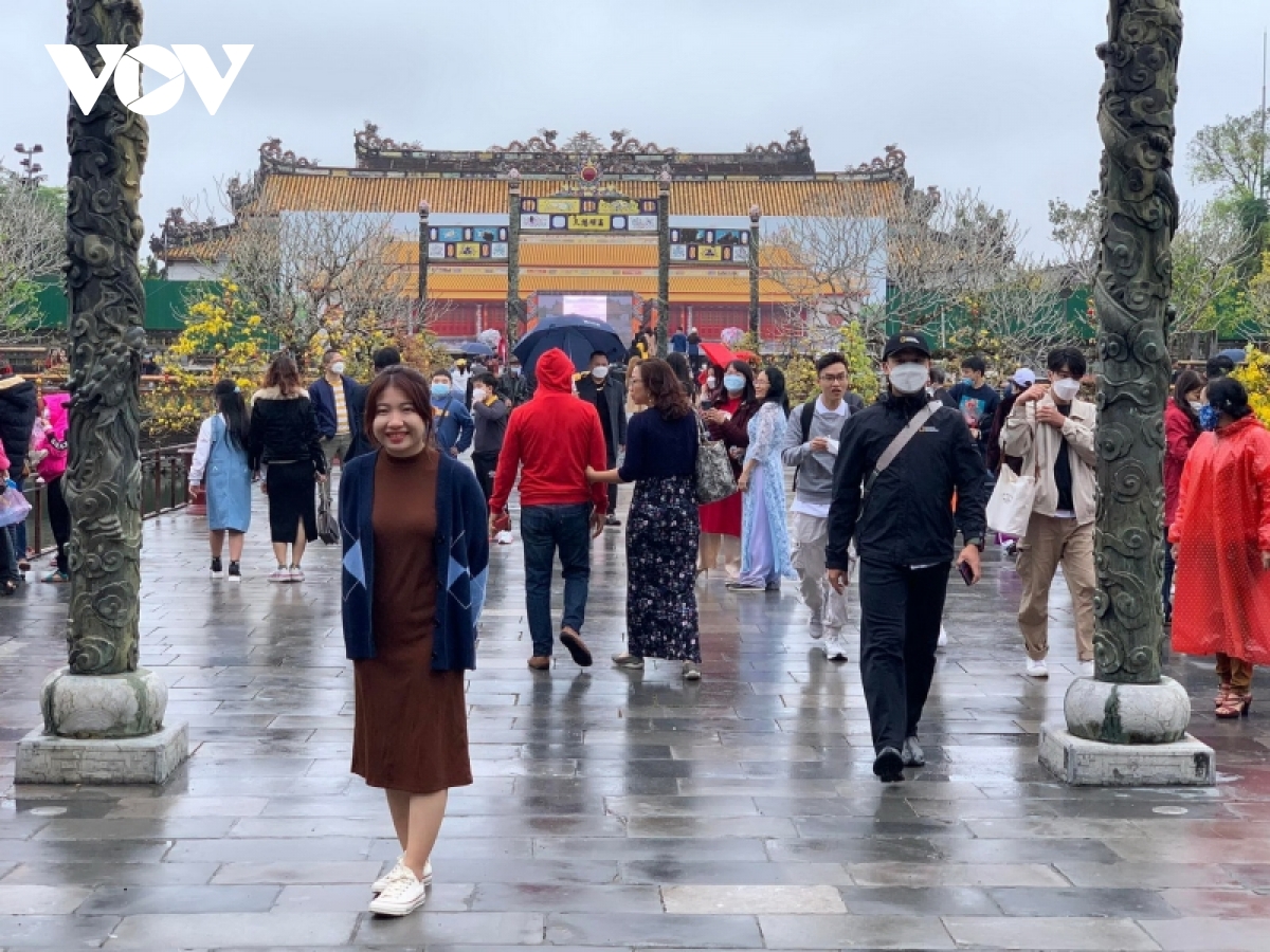 Người dân, du khách chọn Huế, Hội An du xuân đầu năm Người dân, du khách tham quan Đại Nội Huế trong những ngày đầu xuân mới.