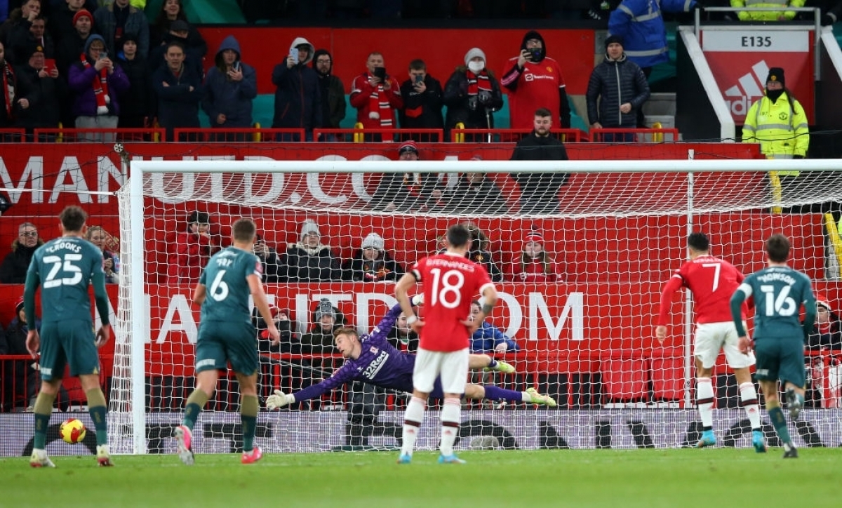 Cristiano Ronaldo đá hỏng phạt đền ở phút 20. (Ảnh: Getty)