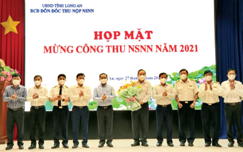 Long An Tax Sector: State budget revenue continued to lead Mekong Delta provinces Secretary of the Provincial Party Committee, Chairman of the Provincial People's Council - Nguyen Van Duoc (5th, L) presents flowers to congratulate the Steering Committee for urging provincial budget revenue