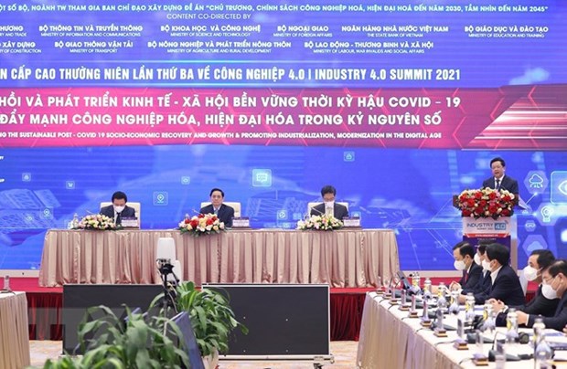 Prime Minister Pham Minh Chinh (sitting, centre) at the Industry 4.0 Summit 2021. (Photo: VNA)