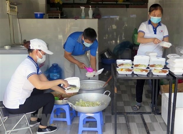 Bếp nhà từ tâm thuộc Trung ương Hội Liên hiệp Thanh niên Việt Nam nấu ăn từ thiện trong đợt dịch COVID-19 năm ngoái. (Ảnh: Xuân Triệu/TTXVN)