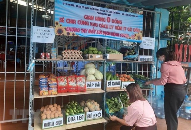 Người dân mang rau, hàng hóa đến để góp vào gian hàng 0 đồng hỗ trợ người ở điểm cách ly dịch COVID-19 phường Tân Quý, quận Tân Phú, TP.HCM. (Ảnh: TTXVN phát)