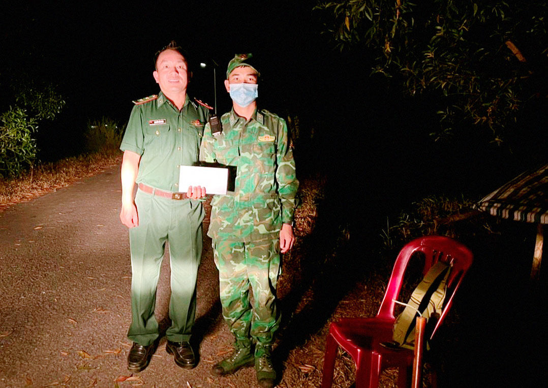 Phiên gác mùa xuân Chỉ huy Đồn Biên phòng Cửa khẩu Quốc tế Bình Hiệp chúc tết, động viên cán bộ, chiến sĩ làm nhiệm vụ trên chốt chống dịch trong đêm giao thừa Xuân Nhâm Dần năm 2022