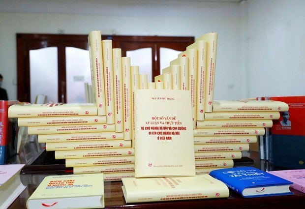 Cuốn sách Một số vấn đề lý luận và thực tiễn về chủ nghĩa xã hội và con đường đi lên chủ nghĩa xã hội ở Việt Nam. (Ảnh: Phương Hoa/TTXVN)