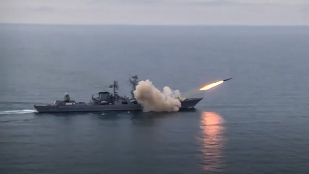 Tàu chiến thuộc Hạm đội Biển Đen diễn tập bắn đạn thật. (Nguồn: YouTube)