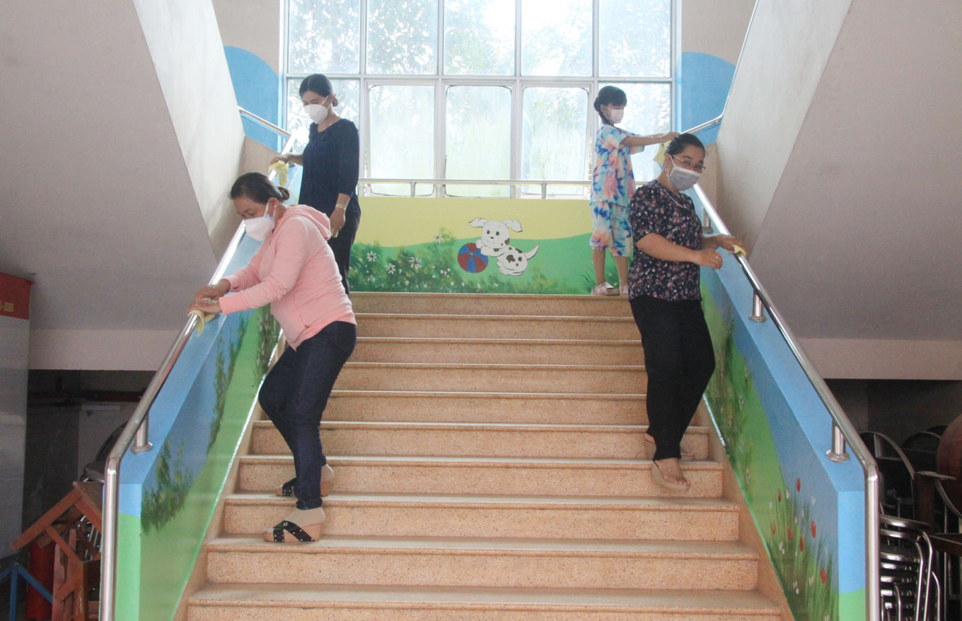 Các trường mầm non, tiểu học nỗ lực đón học sinh trở lại học trực tiếp Các trường vệ sinh khu vực cầu thang, đặc biệt là tay vịn cầu thang