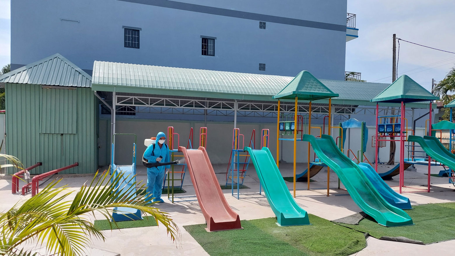 Các trường mầm non, tiểu học nỗ lực đón học sinh trở lại học trực tiếp Phun xịt khử khuẩn trước khi đón học sinh trở lại học trực tiếp