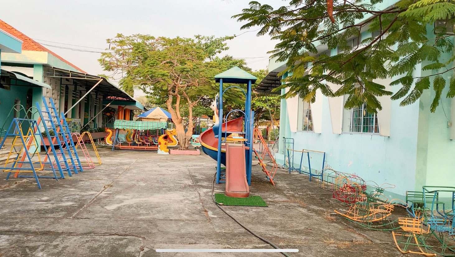 Trường Mầm non Hương Sen vệ sinh sạch sẽ toàn bộ khuôn viên trường trước khi đón trẻ trở lại học trực tiếp