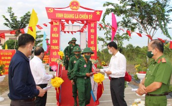 Thủ Thừa tiễn 146 thanh niên lên đường nhập ngũ Thủ Thừa tiễn 146 thanh niên lên đường nhập ngũ