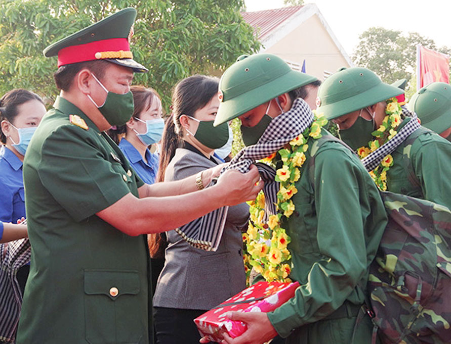 Lãnh đạo Bộ Chỉ huy Quân sự tỉnh gặp mặt thanh niên trước khi lên đường nhập ngũ. Ảnh: Biện Cường