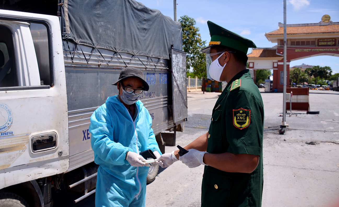 Buôn lậu thuốc lá bị lực lượng chức năng thị xã Kiến Tường phát hiện, bắt giữ