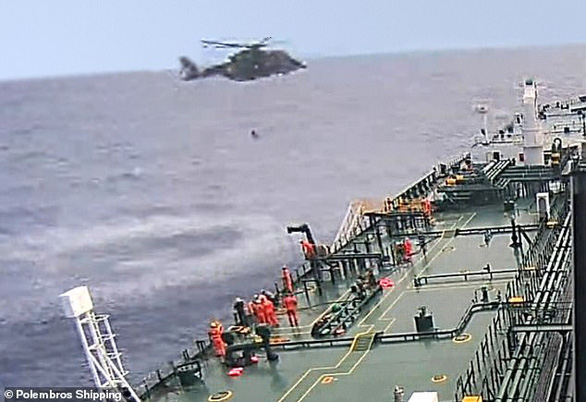 Có 11 thủy thủ được trực thăng của Hải quân Bồ Đào Nha giải cứu - Ảnh: POLEMBROS SHIPPING