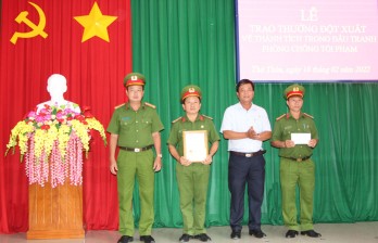 Thủ Thừa: Khen thưởng đột xuất về thành tích trong đấu tranh phòng, chống tội phạm Thủ Thừa: Khen thưởng đột xuất về thành tích trong đấu tranh phòng, chống tội phạm