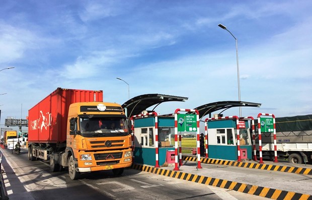 Phương tiện lưu thông qua trạm thu phí BOT tuyến tránh Đông Hưng trên Quốc lộ 10. (Ảnh: CTV/Vietnam+)