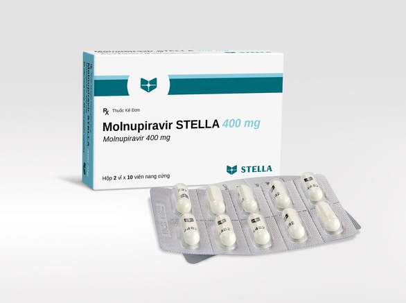 Molnupiravir là thuốc kê đơn nên liều dùng cần tuân theo hướng dẫn của bác sĩ.  Liều khuyến cáo của nhà sản xuất: Uống 800mg Molnupiravir mỗi 12 giờ trong 5 ngày. Độ an toàn và hiệu quả của Molnupiravir khi dùng trong khoảng thời gian lâu hơn 5 ngày không được xác lập. Nên uống Molnupiravir sớm nhất có thể sau khi được chẩn đoán mắc COVID-19 và trong vòng 5 ngày kể từ khi bắt đầu khởi phát triệu chứng.  Nếu quên một liều Molnupiravir trong vòng 10 giờ so với thời gian sử dụng, bệnh nhân nên uống ngay khi có thể và dùng lại thuốc theo tiến độ liều bình thường. Nếu quên một liều hơn 10 giờ, bệnh nhân không nên uống lại liều đã quên mà thay vào đó hãy uống liều kế tiếp theo lịch trình. Không dùng gấp đôi liều để bù lại liều đã quên.  Molnupiravir không được sử dụng quá 5 ngày liên tiếp. Molnupiravir không được sử dụng để dự phòng sau hay trước phơi nhiễm để phòng COVID-19. Molnupiravir không dùng cho người dưới 18 tuổi.  Người cao tuổi: Không cần điều chỉnh liều Molnupiravir theo tuổi.  Người bị suy thận, suy gan: Không cần điều chỉnh liều Molnupiravir ở người suy thận.  Trẻ em: Tính an toàn và hiệu quả của Molnupiravir ở bệnh nhân dưới 18 tuổi chưa được thiết lập. Không có dữ liệu và khuyến cáo không nên dùng cho những đối tượng này.  Cách dùng: Dùng đường uống, có thể dùng cùng hoặc không cùng với thức ăn.  (Nguồn: website Công ty Stella)