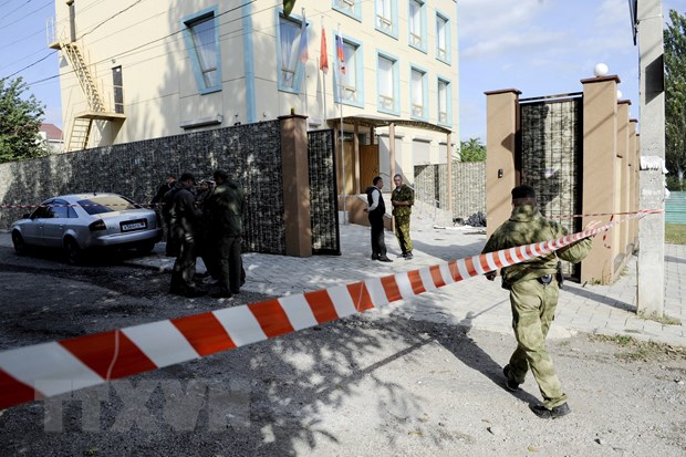 Nhân viên an ninh điều tra tại hiện trường một vụ nổ ở Donetsk, miền Đông Ukraine. (Ảnh: AFP/TTXVN)