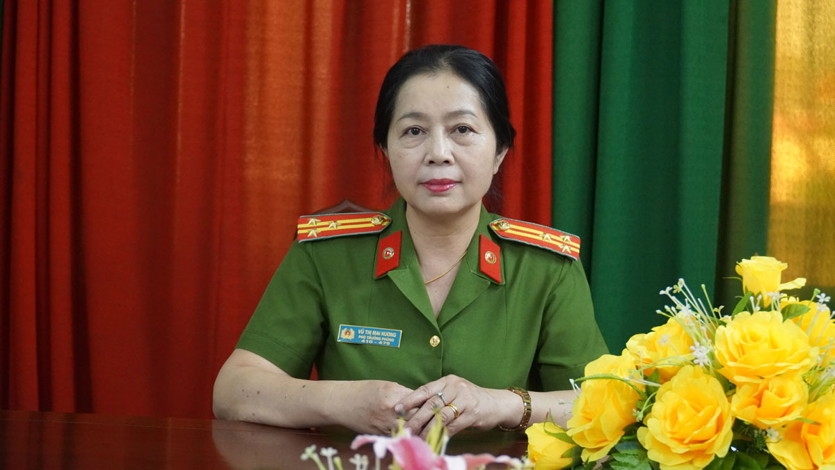 Thượng tá Vũ Thị Mai Hương - Phó Trưởng phòng Cảnh sát quản lý hành chính về trật tự xã hội, Công an tỉnh