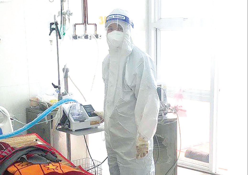 Nữ bác sĩ tình nguyện chữa trị cho bệnh nhân mắc Covid-19