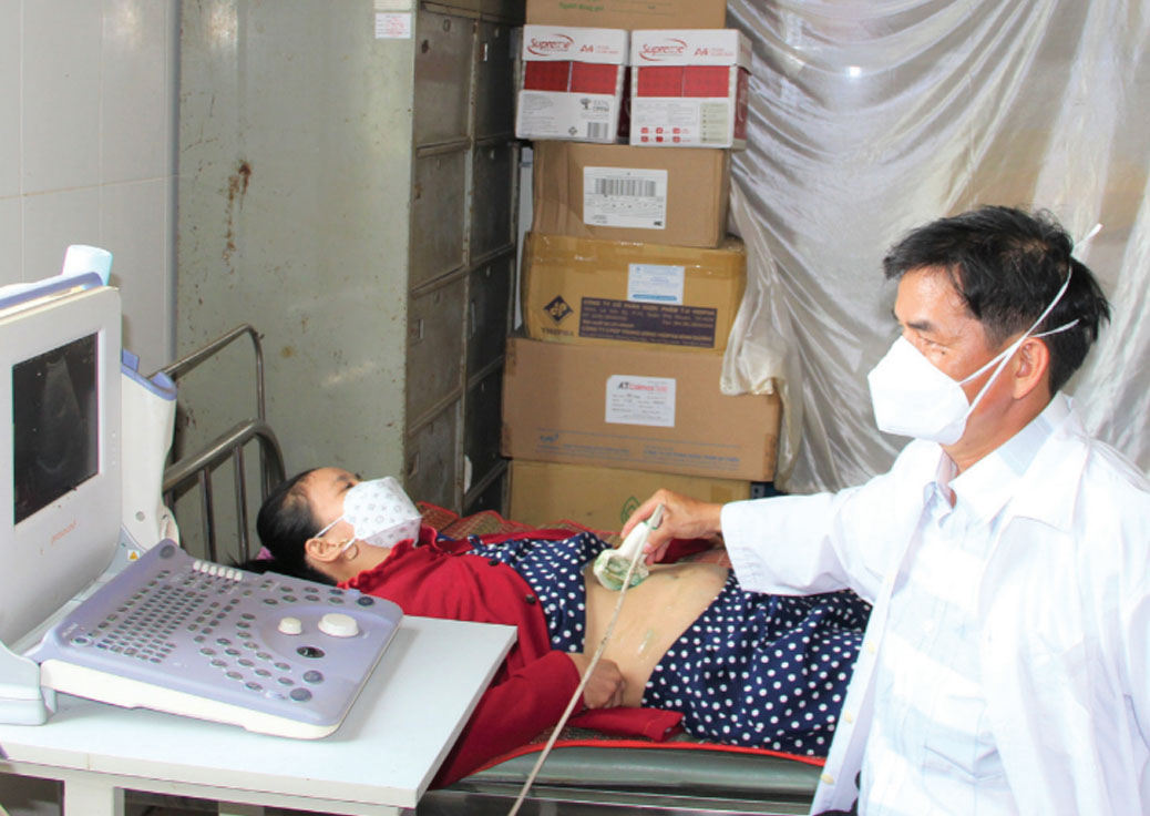 Bác sĩ Nguyễn Văn Cạn luôn nỗ lực trau dồi kiến thức để chăm sóc sức khỏe người dân