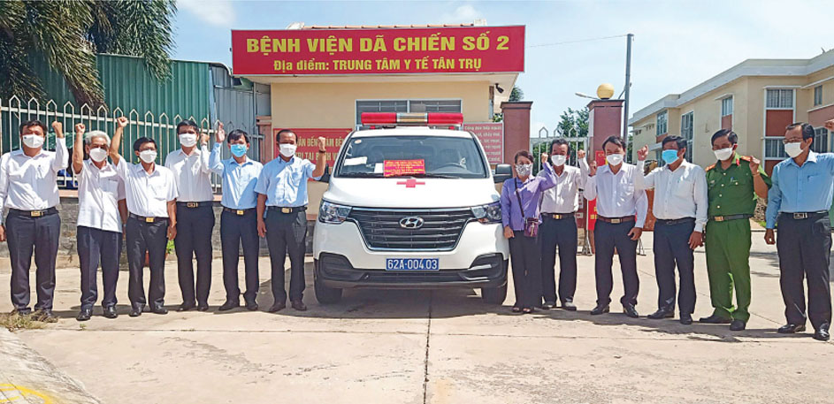 Những nghĩa cử đẹp Xe cứu thương được nguyên Phó Chủ tịch UBND tỉnh - Trần Thị Nhanh hỗ trợ cho huyện Tân Trụ