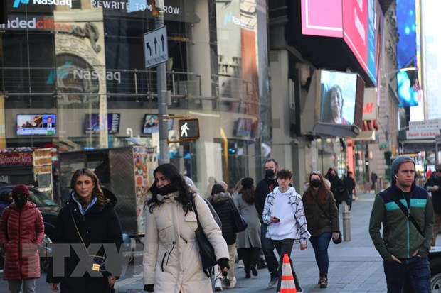 Người dân di chuyển trên đường phố tại New York, Mỹ, ngày 9/2/2022. (Ảnh: THX/TTXVN)