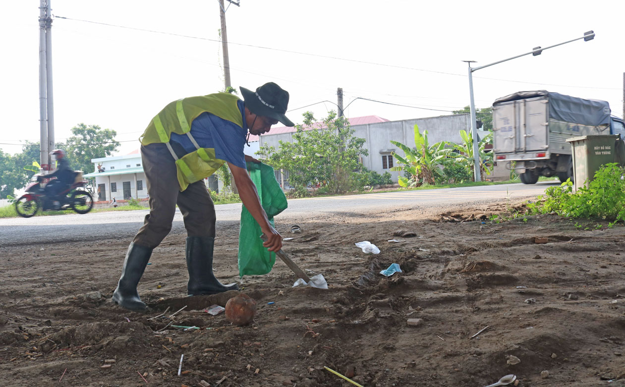 Người dân xã Thanh Phú, huyện Bến Lức tích cực tham gia mô hình thu gom rác thải do địa phương phát động, góp phần bảo vệ môi trường
