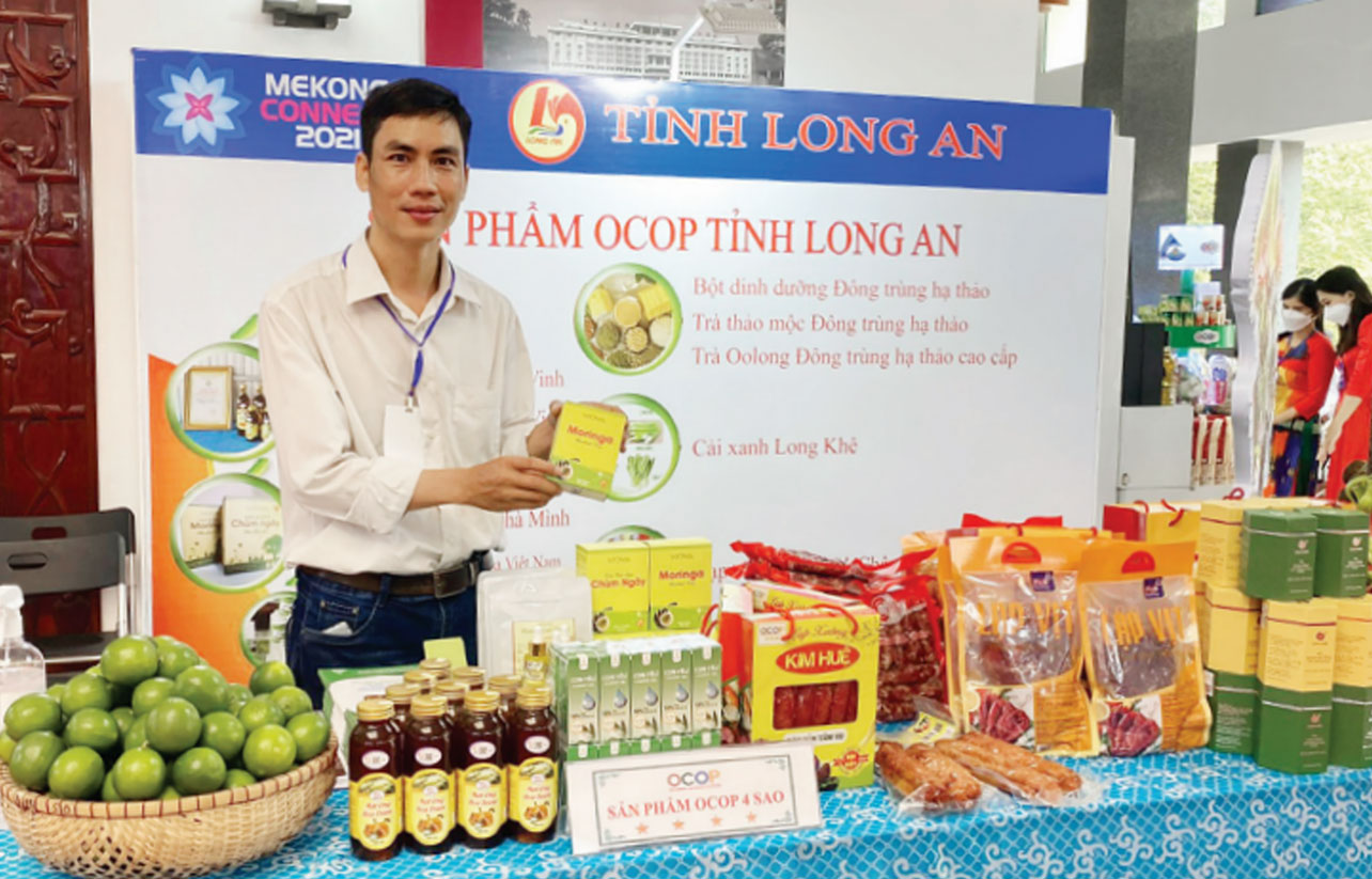 Anh Phạm Ngọc Anh Tuấn tích cực tham gia các hội nghị xúc tiến thương mại, Phiên chợ xanh tử tế,... để giới thiệu, quảng bá các sản phẩm từ cây chùm ngây