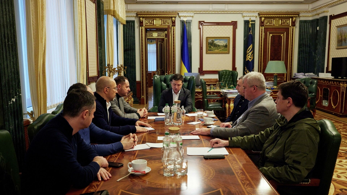 Tổng thống Volodymyr Zelensky dự cuộc họp khẩn với các quan chức cấp cao tại Kiev sau khi Nga thông báo tiến hành "chiến dịch quân sự đặc biệt" ngày 24/2. Ảnh: AP