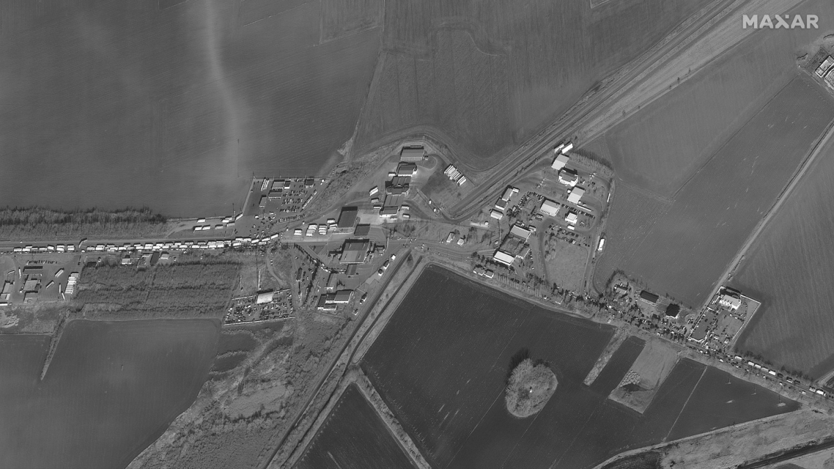 Hình ảnh từ vệ tinh cho thấy cảnh tượng tắc đường khi nhiều người muốn rời Ukraine để tới Romania. Ảnh: Maxar Technologies