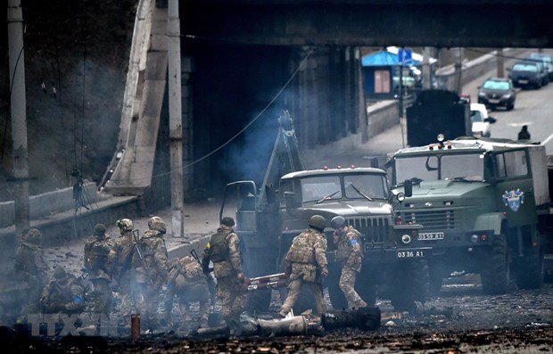 ASEAN foreign ministers call for dialogue to solve Ukraine crisis Ukrainian soldiers seen at the site of a clash with Russian troops in Kyiv capital on February 26 (Photo: AFP/VNA)
