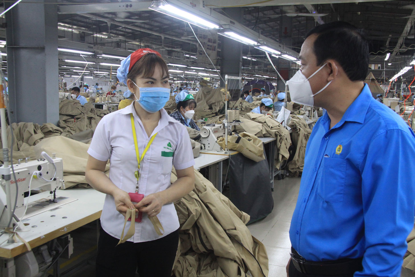 Phó Chủ tịch Thường trực Liên đoàn Lao động tỉnh - Hồ Văn Xuân thăm hỏi, động viên công nhân