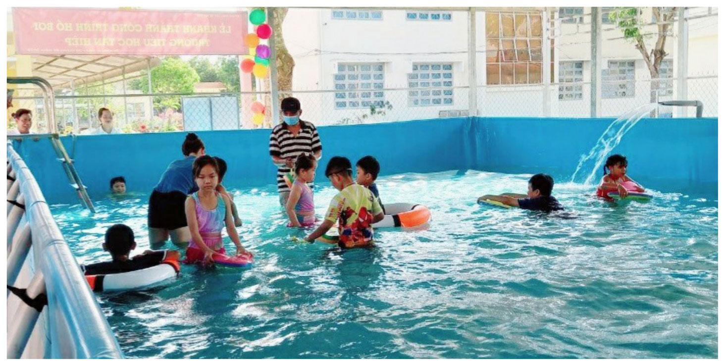Hồ bơi nhân tạo tại Trường Tiểu học Tân Hiệp được xây dựng với chiều dài 20m, rộng 8m, nguồn nước sử dụng được xử lý, bảo đảm an toàn cho sức khỏe của học sinh