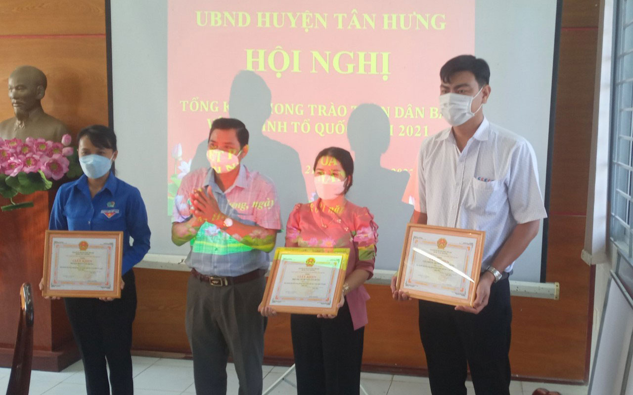 Tân Hưng: Sức mạnh từ phong trào Toàn dân bảo vệ an ninh Tổ quốc Tập thể, cá nhân được khen thưởng trong phong trào Toàn dân bảo vệ an ninh Tổ quốc huyện Tân Hưng năm 2021