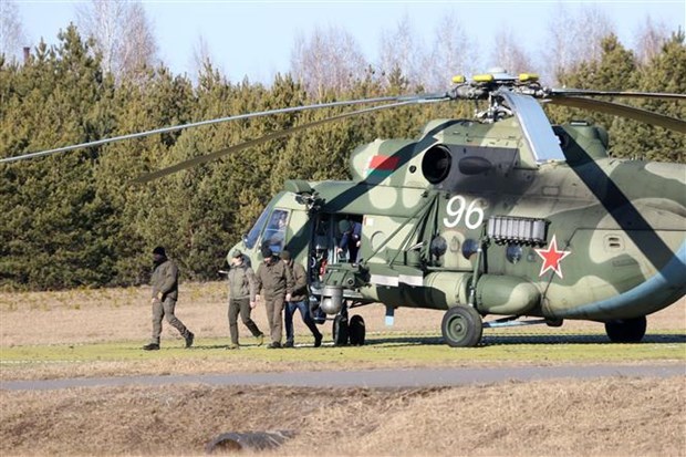 Indonesia may serve as mediator for Russia, Ukraine: scholars Ukrainian Defence Minister Oleksii Reznikov (second from left) arrived in Belarus to attend a negotiation with Russia on February 28 (Photo: AFP/VNA)
