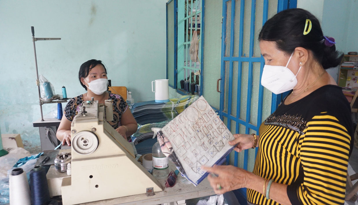 Không những làm giàu cho bản thân, chị Trần Thị Bích Hợp còn hướng dẫn nghề may cho nhiều hội viên phụ nữ tại địa phương