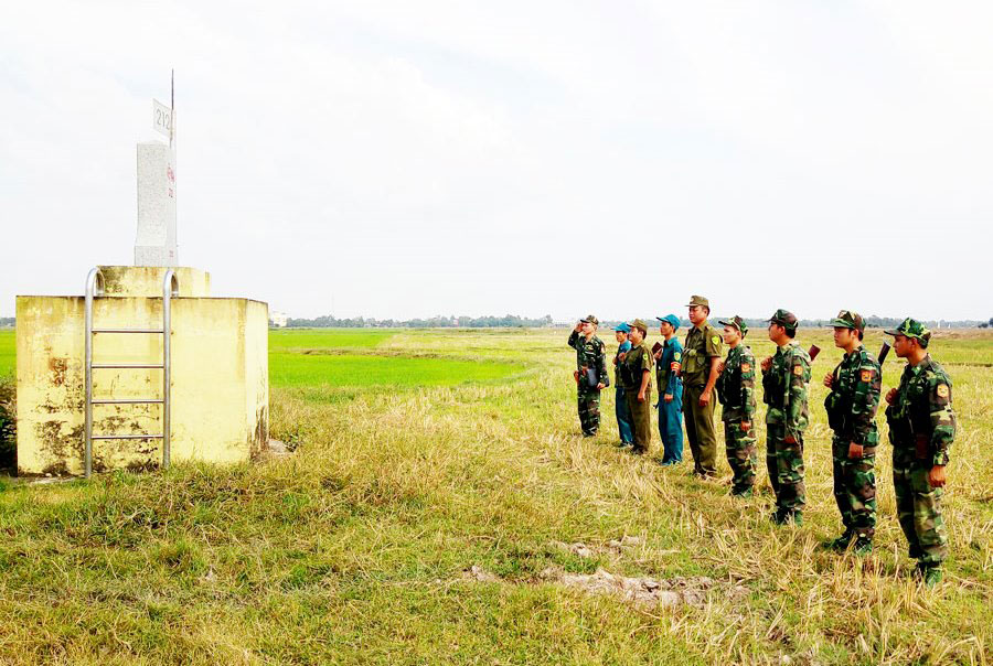 Lực lượng bộ đội biên phòng phối hợp các lực lượng xã Bình Hiệp tham gia tuần tra bảo vệ chủ quyền, an ninh biên giới