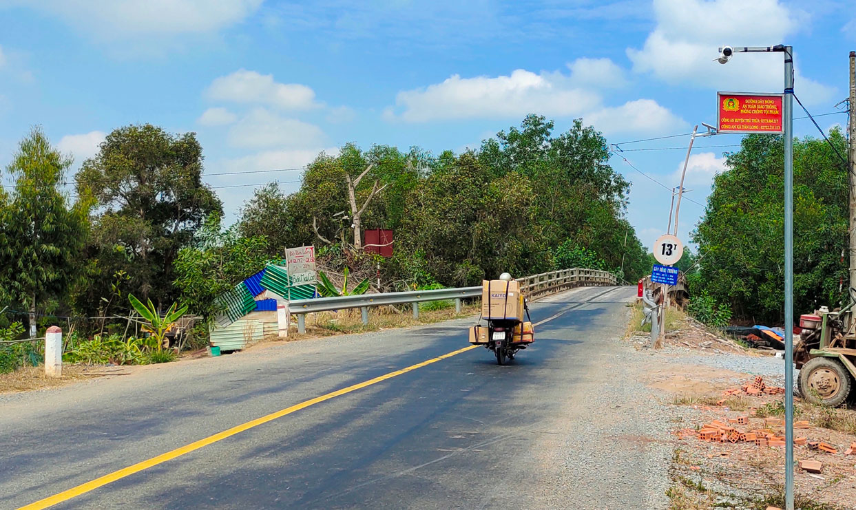 Tân Long: Giữ vững an ninh, trật tự, an toàn giao thông Khu vực cầu Nông Trường - Đường tỉnh 818, lực lượng chức năng lắp camera giám sát an ninh, trật tự