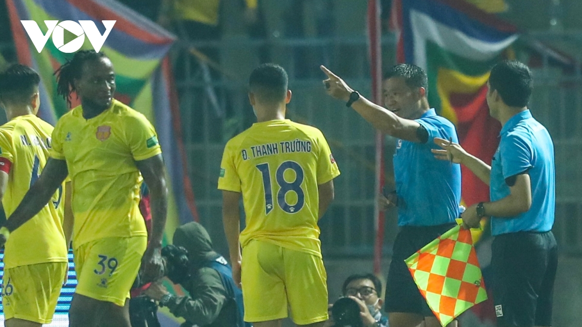 Trọng tài bẻ còi ở trận Hải Phòng với Nam Định tại vòng 2 V-League 2022 (Ảnh: Hai Tép).
