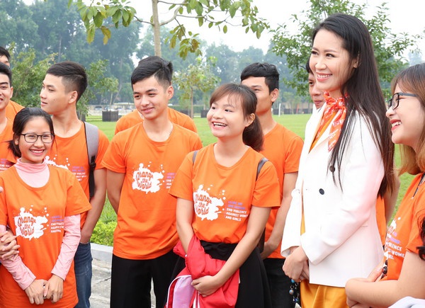 Hoa hậu Phụ nữ toàn thế giới 2018 Dương Thùy Linh cùng các bạn trẻ tham gia chiến dịch tuyên truyền về bình đẳng giới tại Việt Nam. 