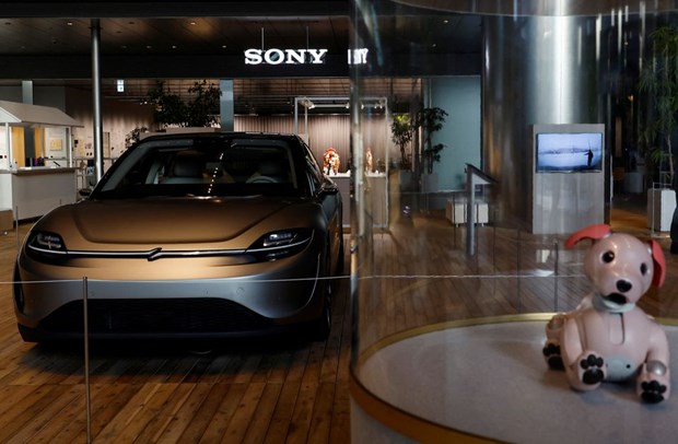 Mô hình mẫu xe điện Vision-S của Sony được trưng bày tại trụ sở ở Tokyo, Nhật Bản. (Ảnh: Reuters)