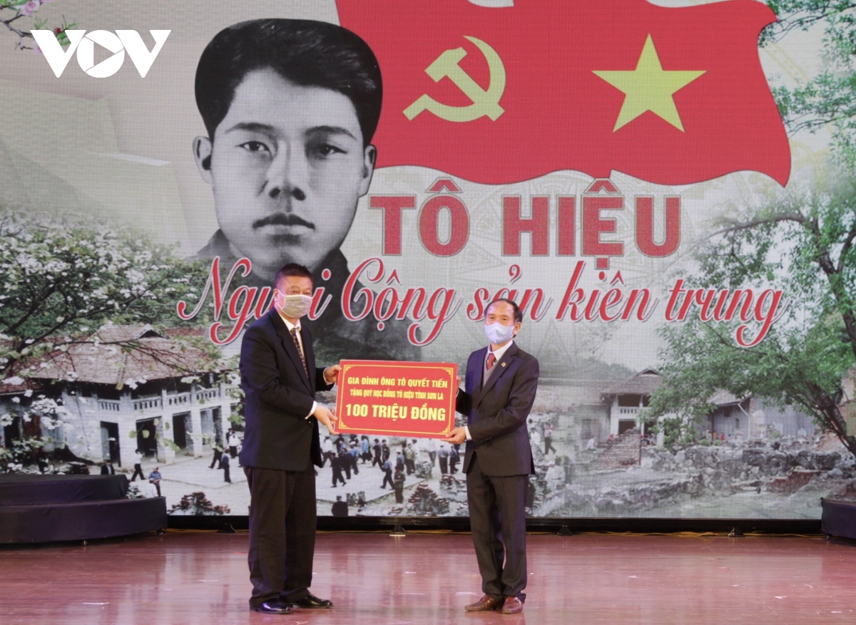 Tô Hiệu – người gieo hạt giống đỏ cách mạng từ bóng tối của nhà ngục Sơn La Gia đình ông Tô Quyết Tiến, thân nhân Liệt sỹ Tô Hiệu trao tặng