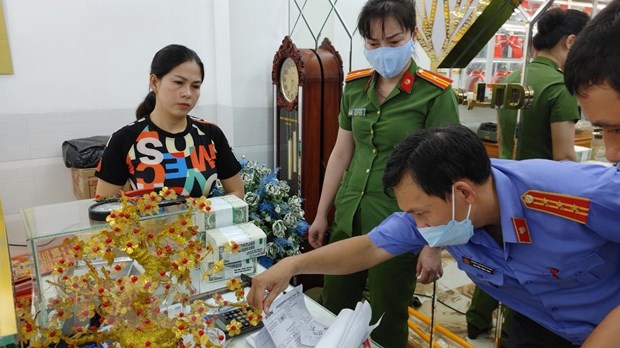 An Giang: Khởi tố bổ sung vụ án 'trốn thuế' tại tiệm vàng Phước Nguyên Lực lượng chức năng tiến hành khám xét địa chỉ, nơi ở của các đối tượng liên quan vụ án. (Ảnh: TTXVN phát)