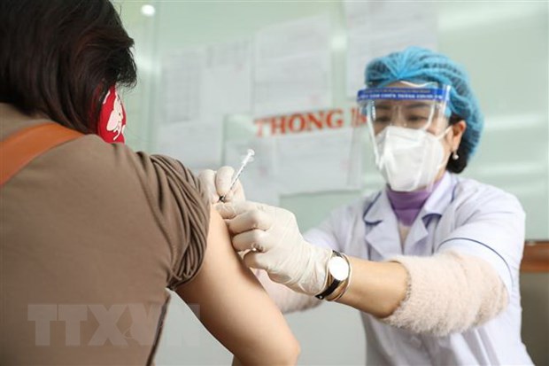 Ngày 5/3 ghi nhận 131.817 ca mắc mới COVID-19 và 82 ca tử vong Tiêm vaccine ngừa COVID-19. (Ảnh: TTXVN)
